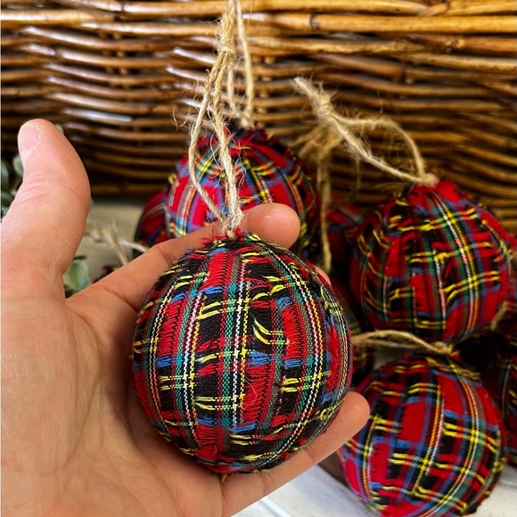 10 Primitive RED TARTAN PLAID RAG BALLS Christmas Ornaments Farmhouse decor - Picture 5 of 6